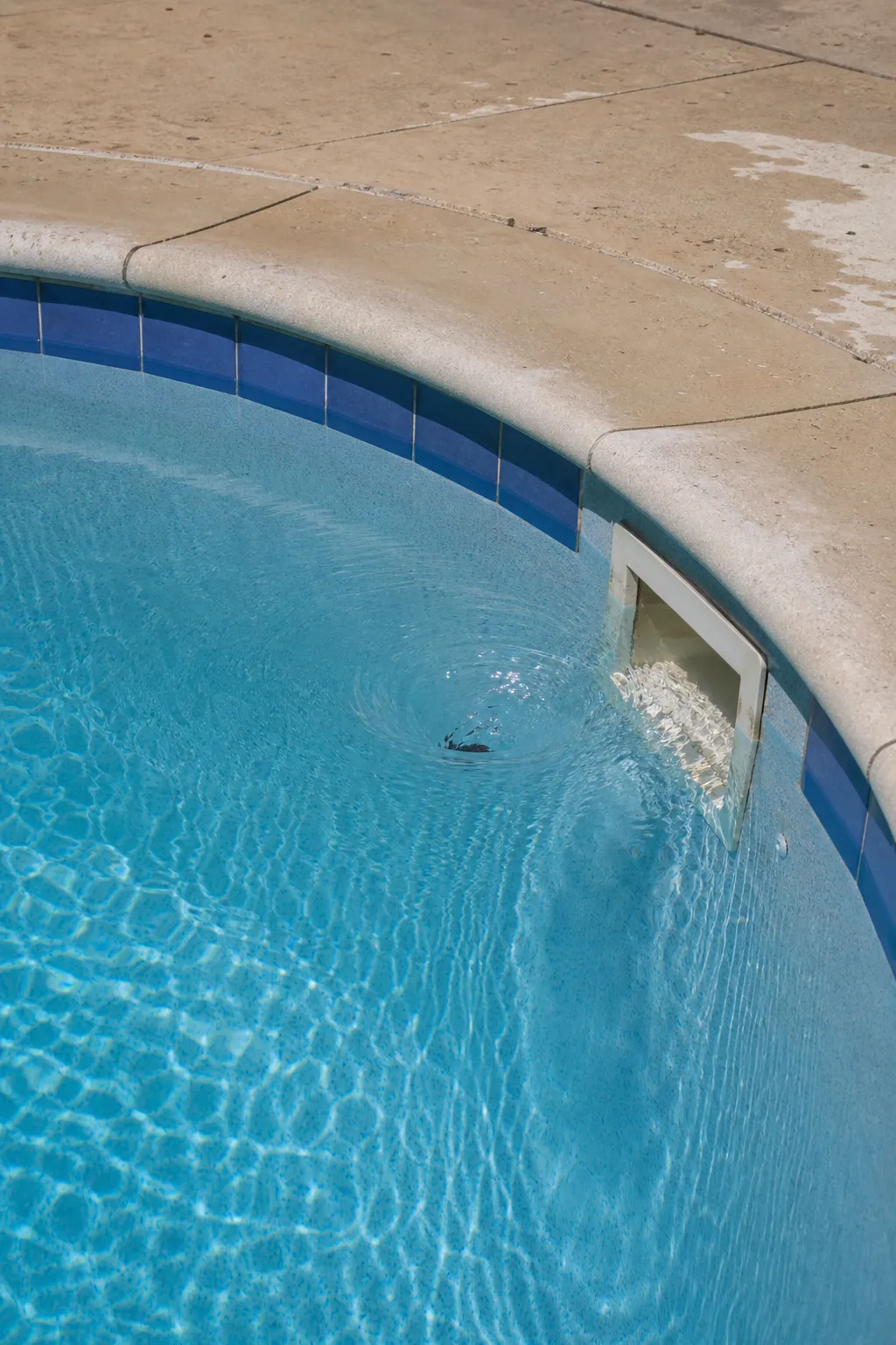 Low pool water level causing a skimmer vortex that pulls air into the pump